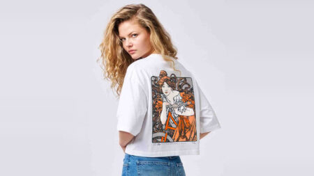 Modelka v tričku z kolekce Never Enough × Alphonse Mucha