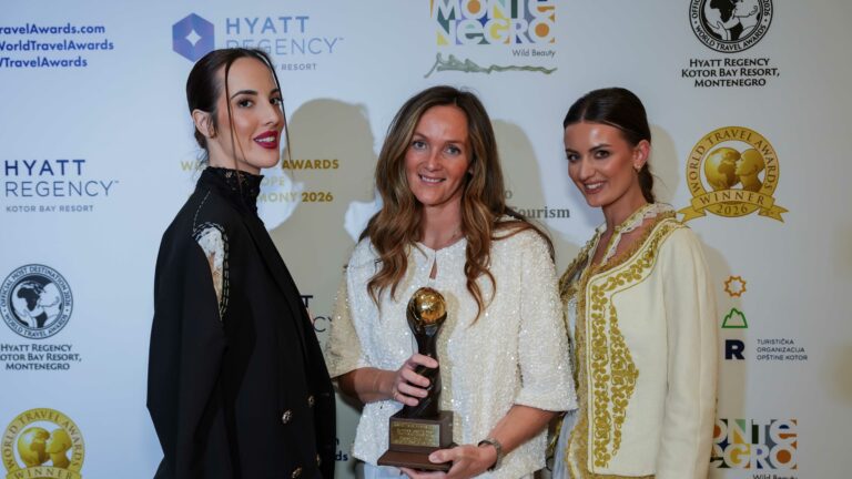 Vyhlášení soutěže World Travel Awards a cena v rukách Barbory Bolkové. Zdroj obrázku: Pilsner Urquell