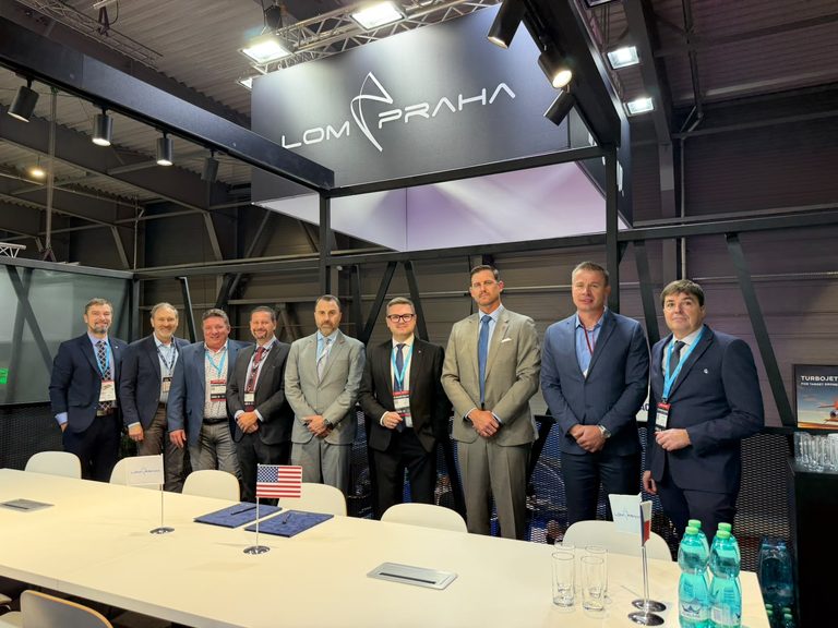 LOM PRAHA na veletrhu podepsal smlouvu se společností Bell Textron. Zdroj obrázku: VR Group