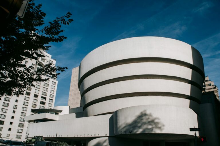 Exteriérový pohled na Guggenheimovo muzeum v New Yorku s výraznou moderní architekturou. Zdroj obrázku: Charles Parker/Pexels